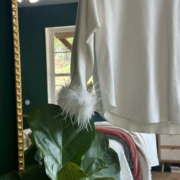 Bloomingdale’s Sioni Milano White Feathered Sweater. - Picture 3 of 7